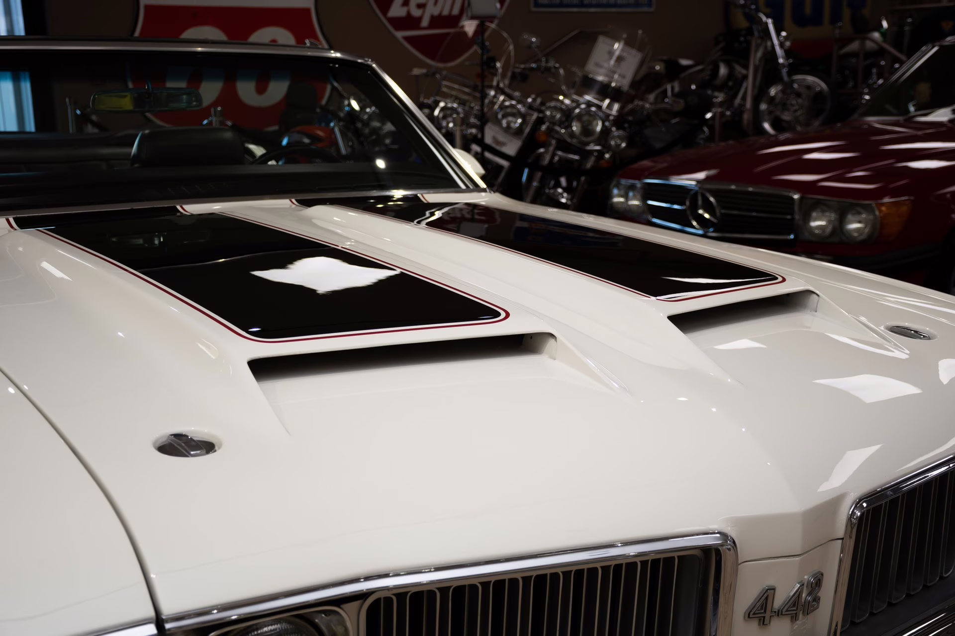 1970 Porcelain White Oldsmobile 442