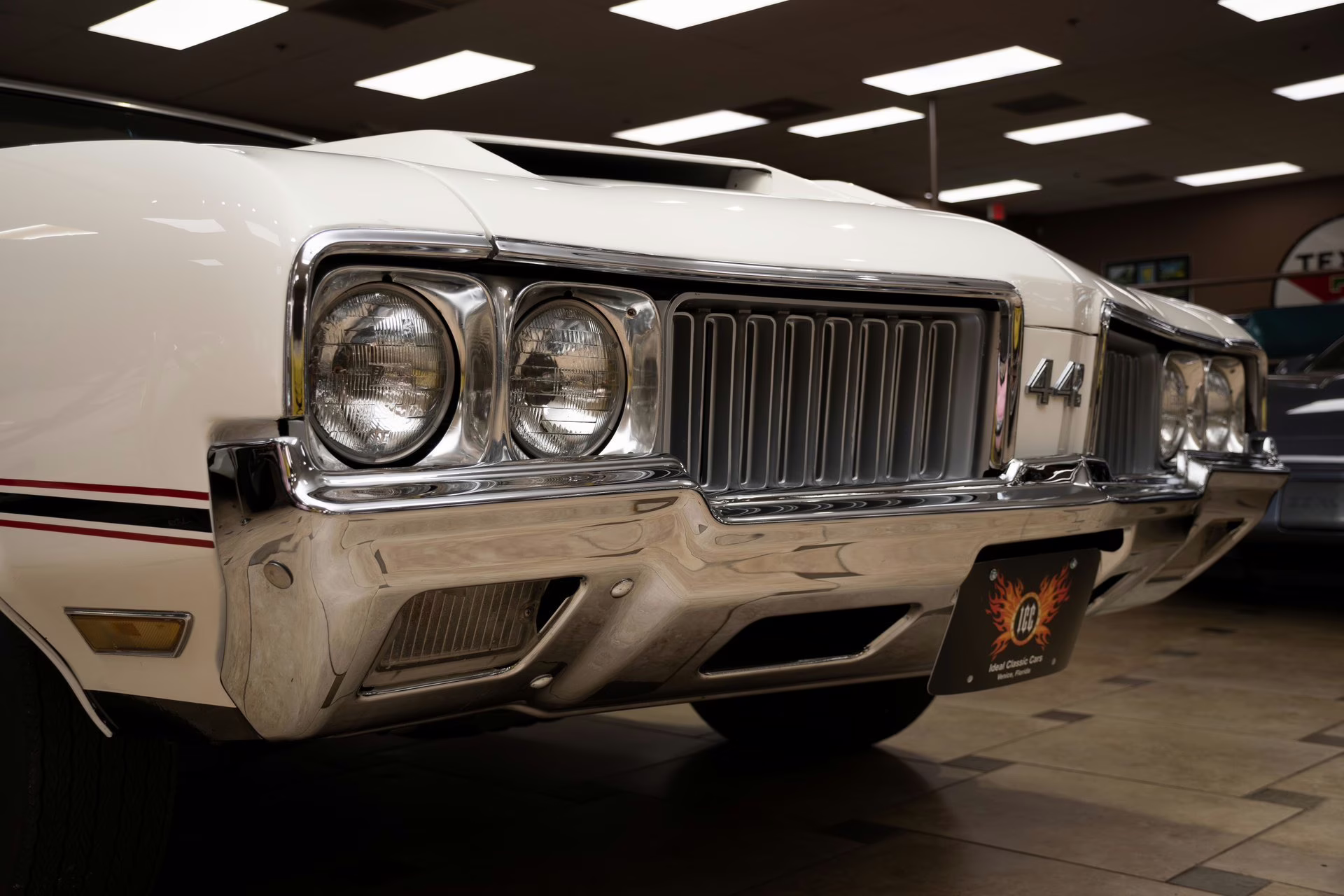 1970 Porcelain White Oldsmobile 442