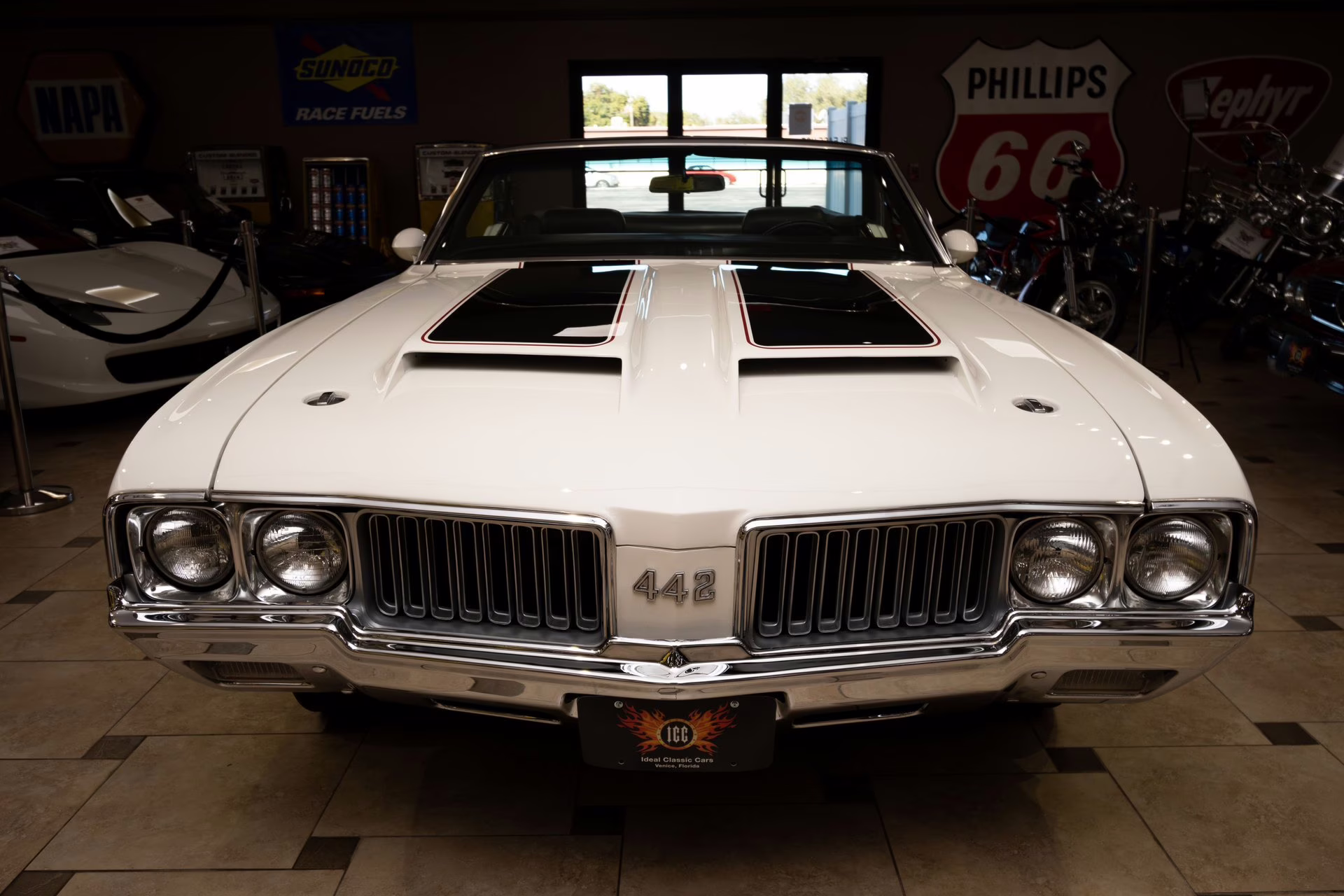 1970 Porcelain White Oldsmobile 442