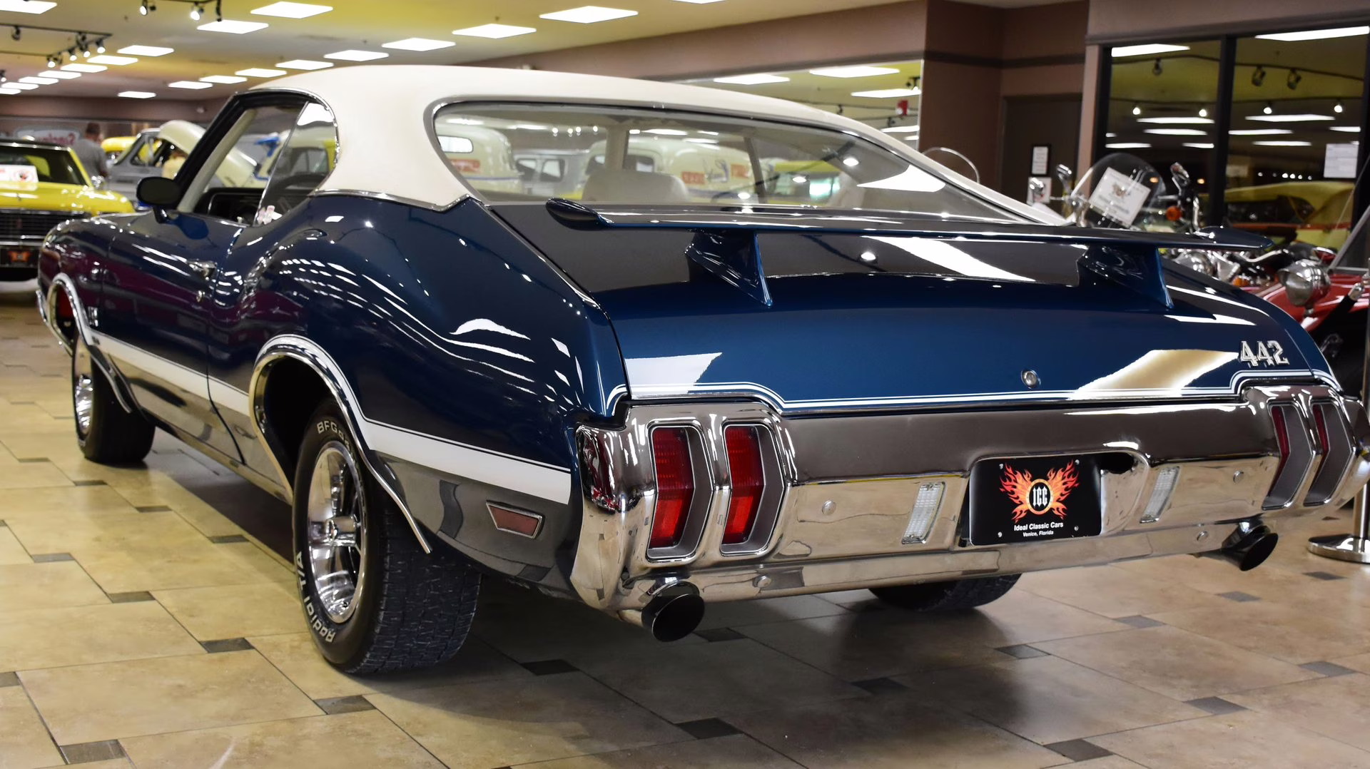 1970 Blue &amp; White Oldsmobile 442