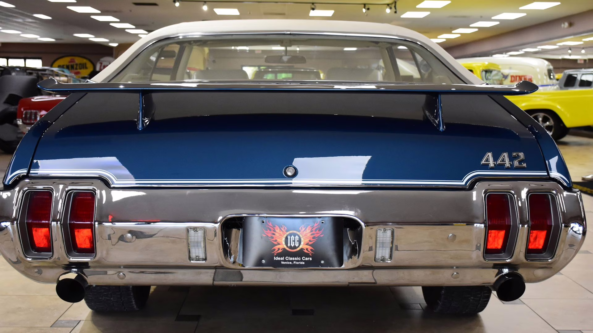 1970 Blue &amp; White Oldsmobile 442