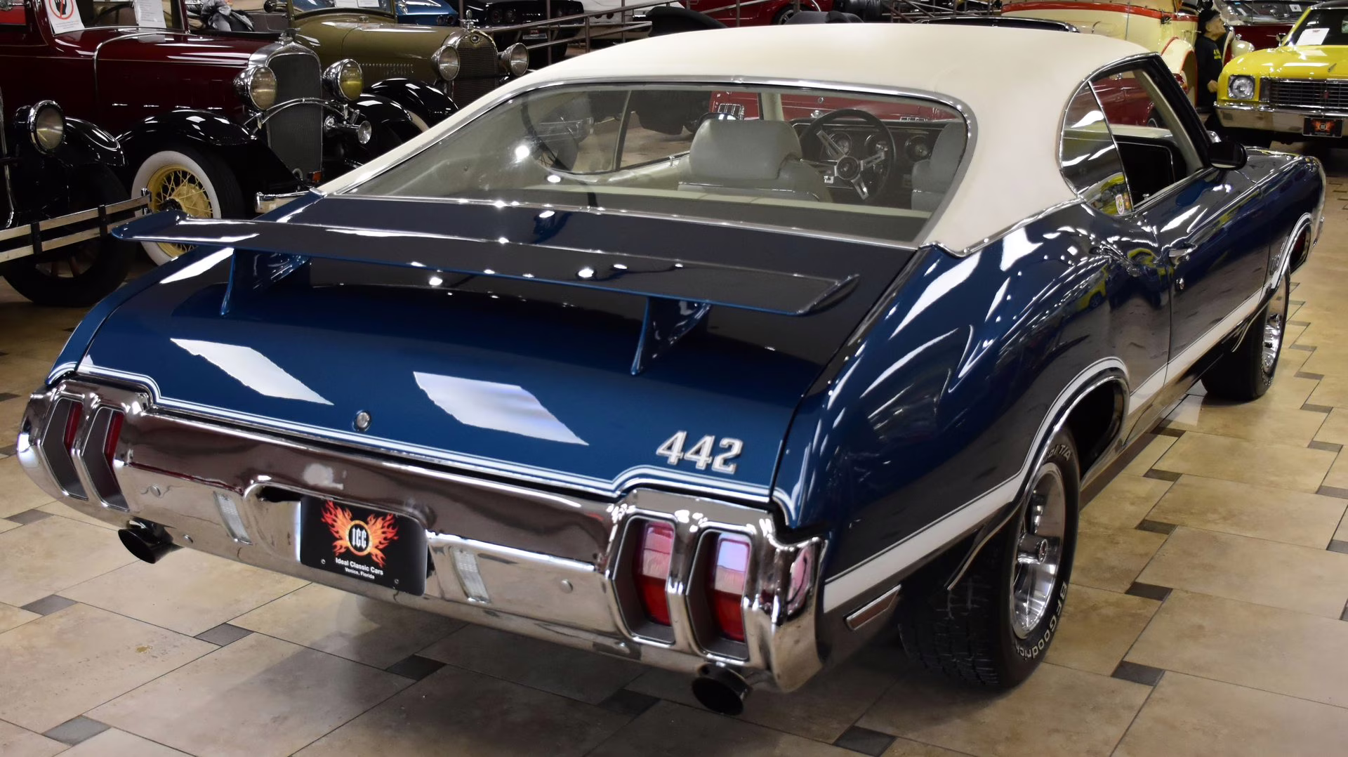 1970 Blue &amp; White Oldsmobile 442