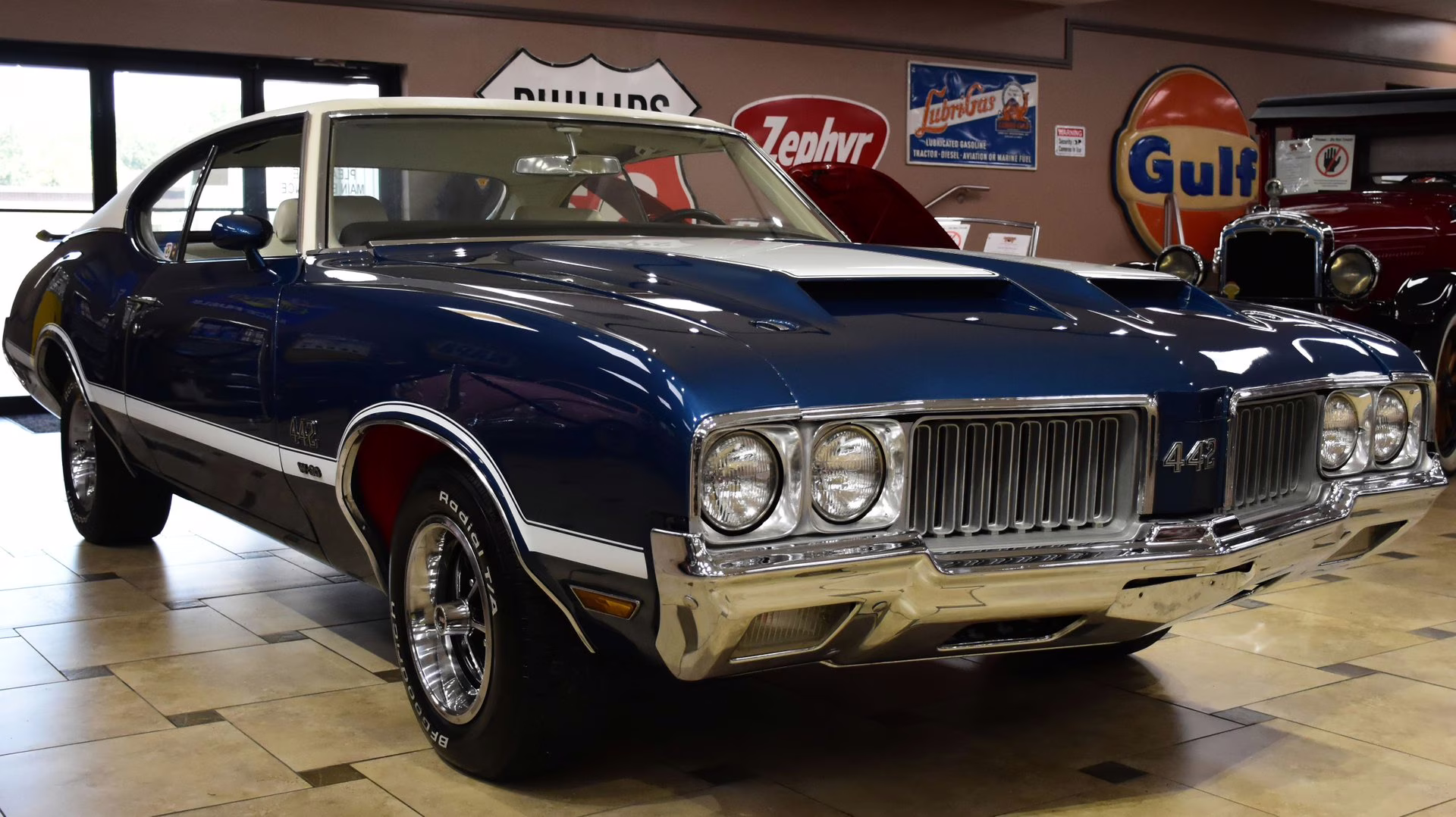 1970 Blue &amp; White Oldsmobile 442