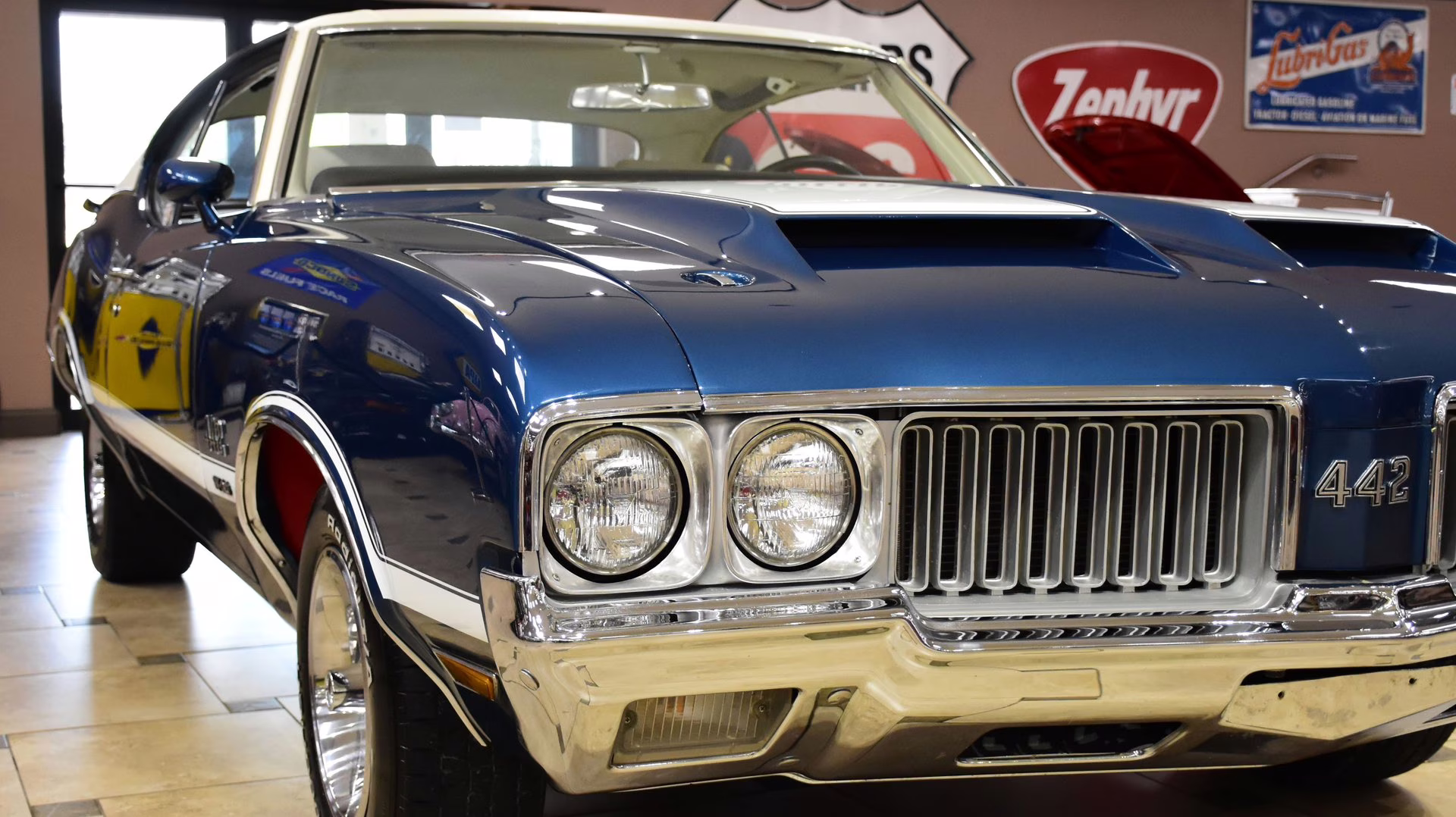 1970 Blue &amp; White Oldsmobile 442