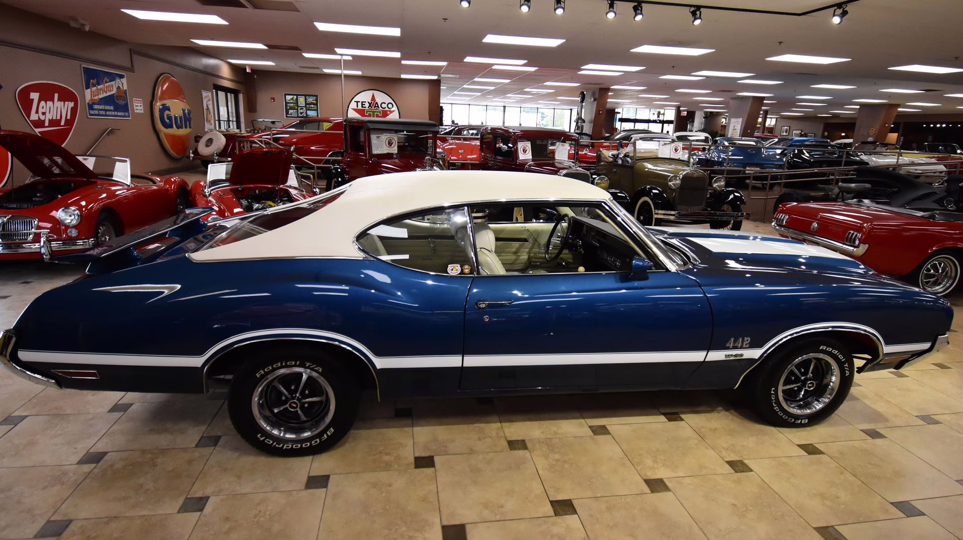 1970 Blue &amp; White Oldsmobile 442