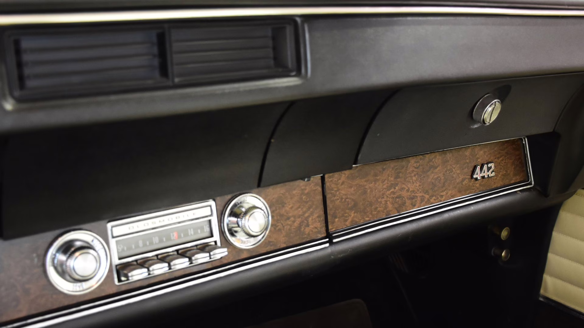 1970 Blue &amp; White Oldsmobile 442