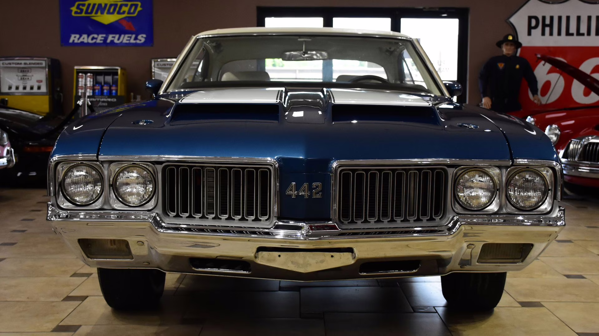 1970 Blue &amp; White Oldsmobile 442