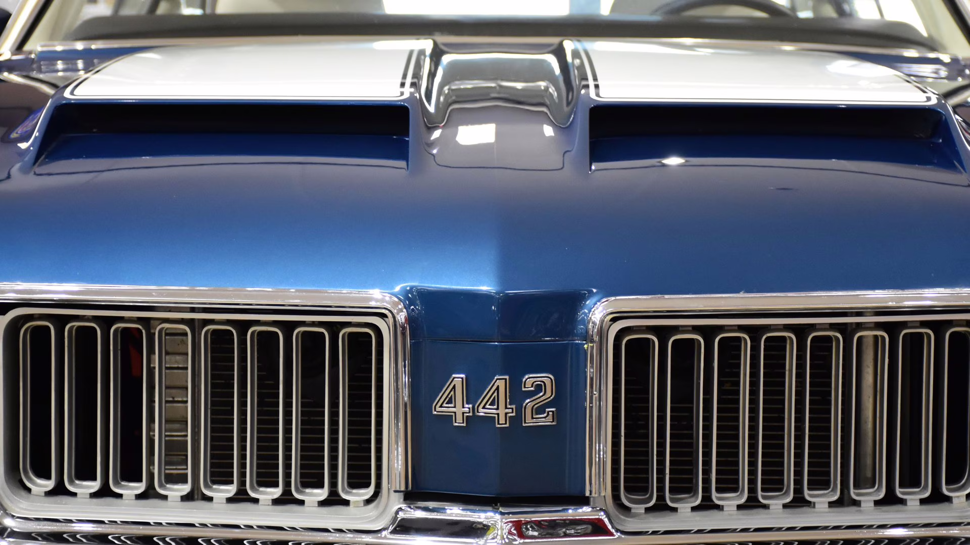 1970 Blue &amp; White Oldsmobile 442