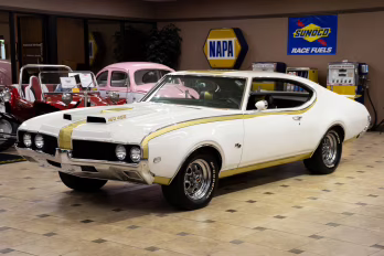 1969 Cameo White/Firefrost Gold Oldsmobile 442