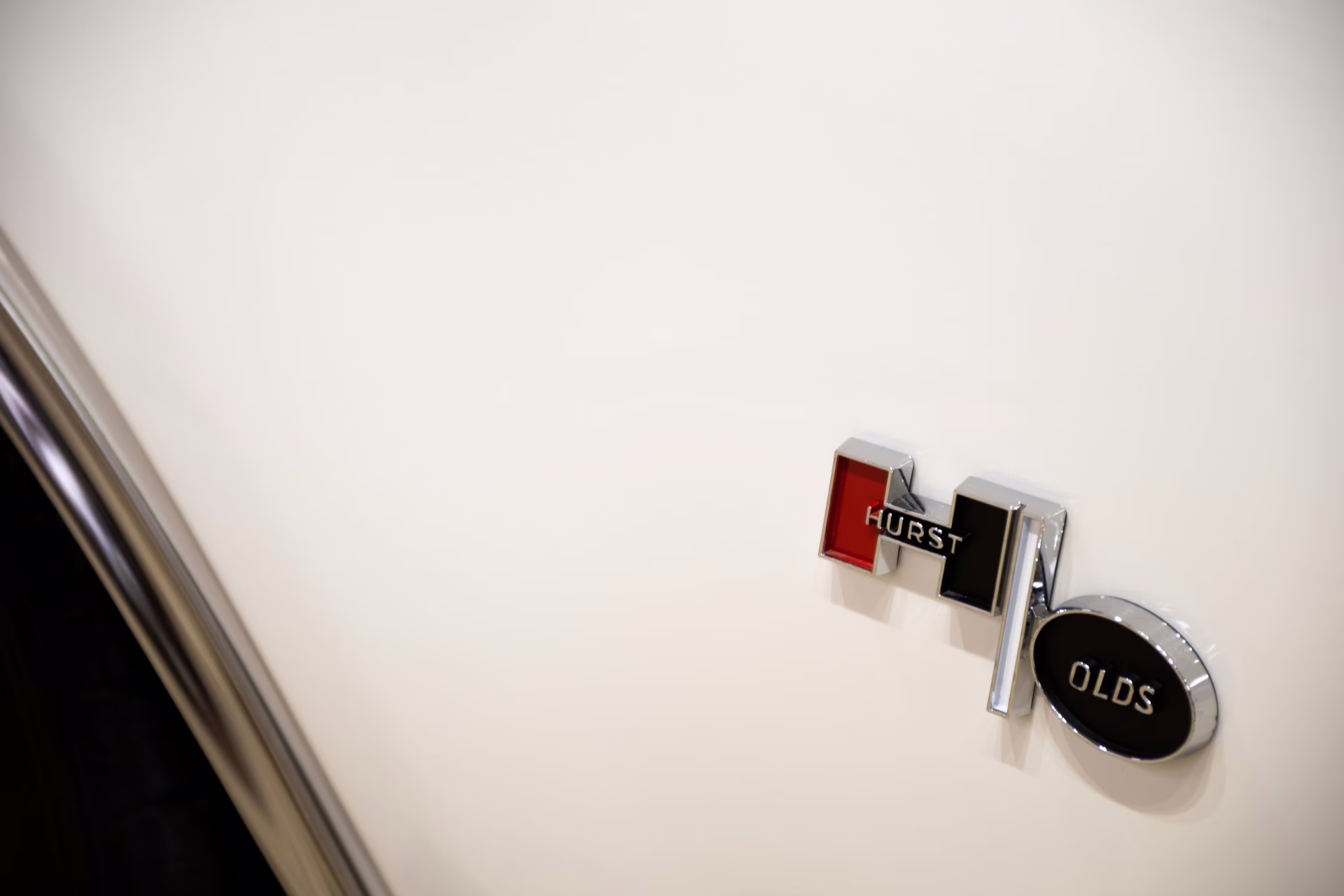 1969 Cameo White/Firefrost Gold Oldsmobile 442