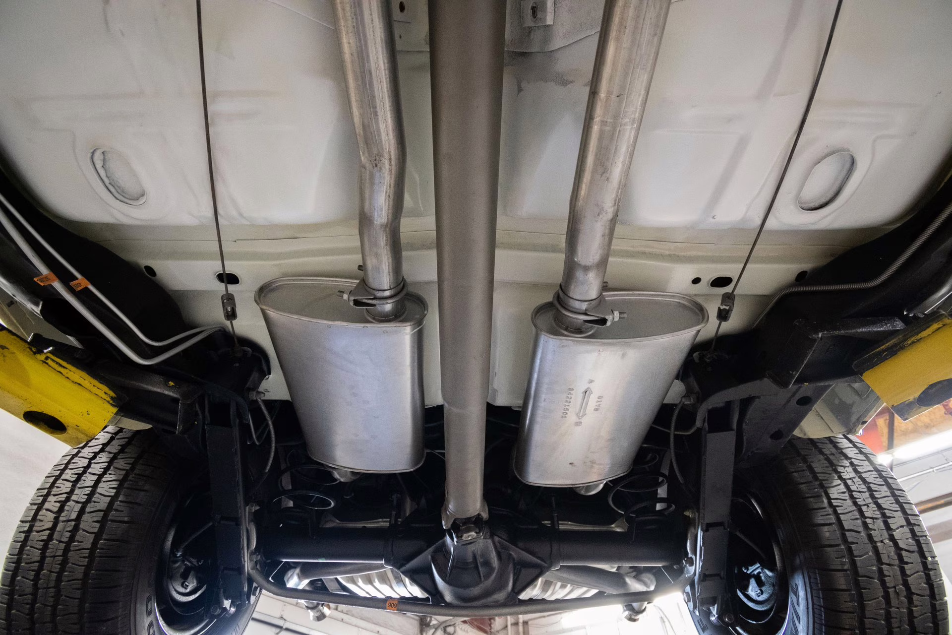 1969 Cameo White/Firefrost Gold Oldsmobile 442