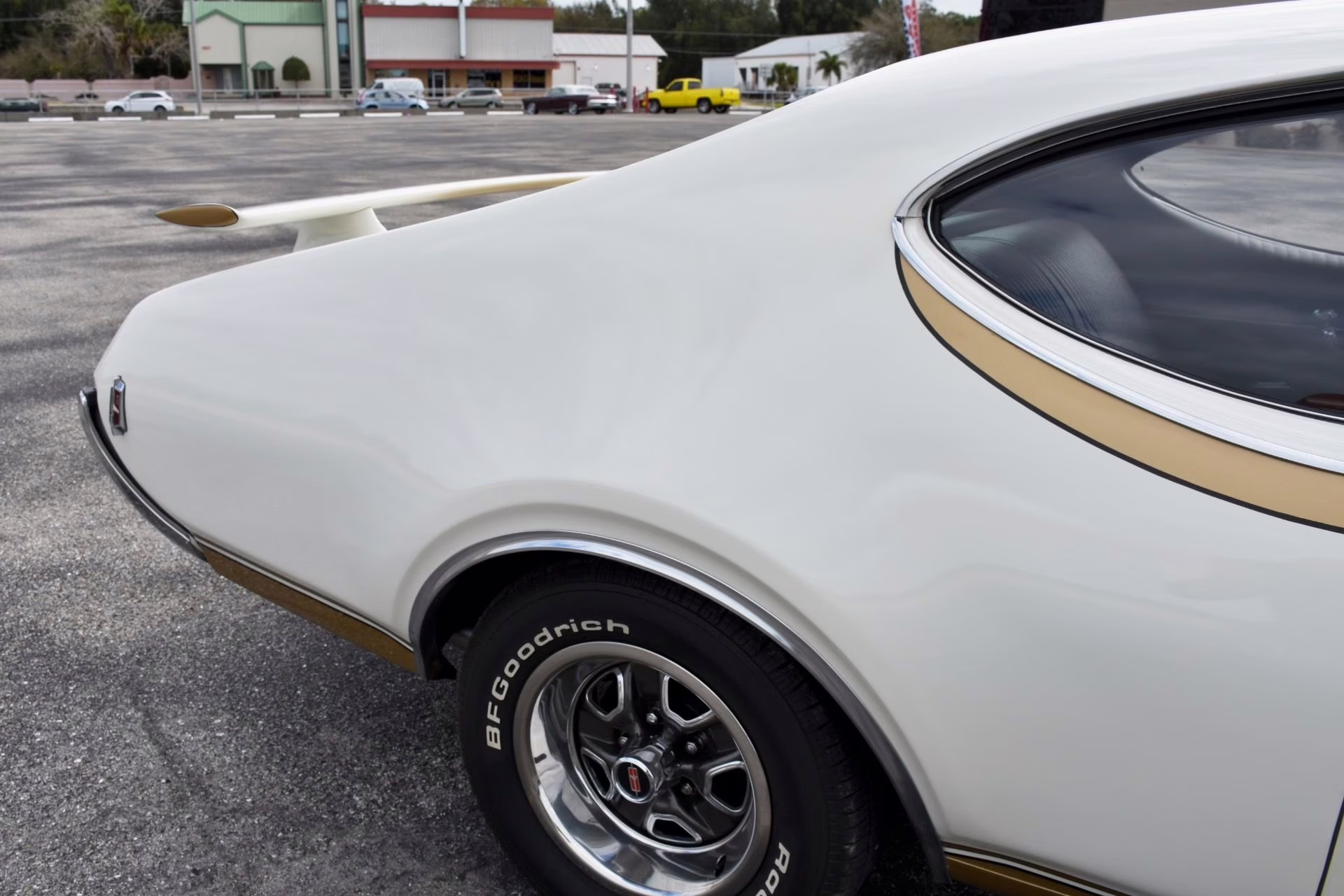 1969 White Oldsmobile 442 Coupe