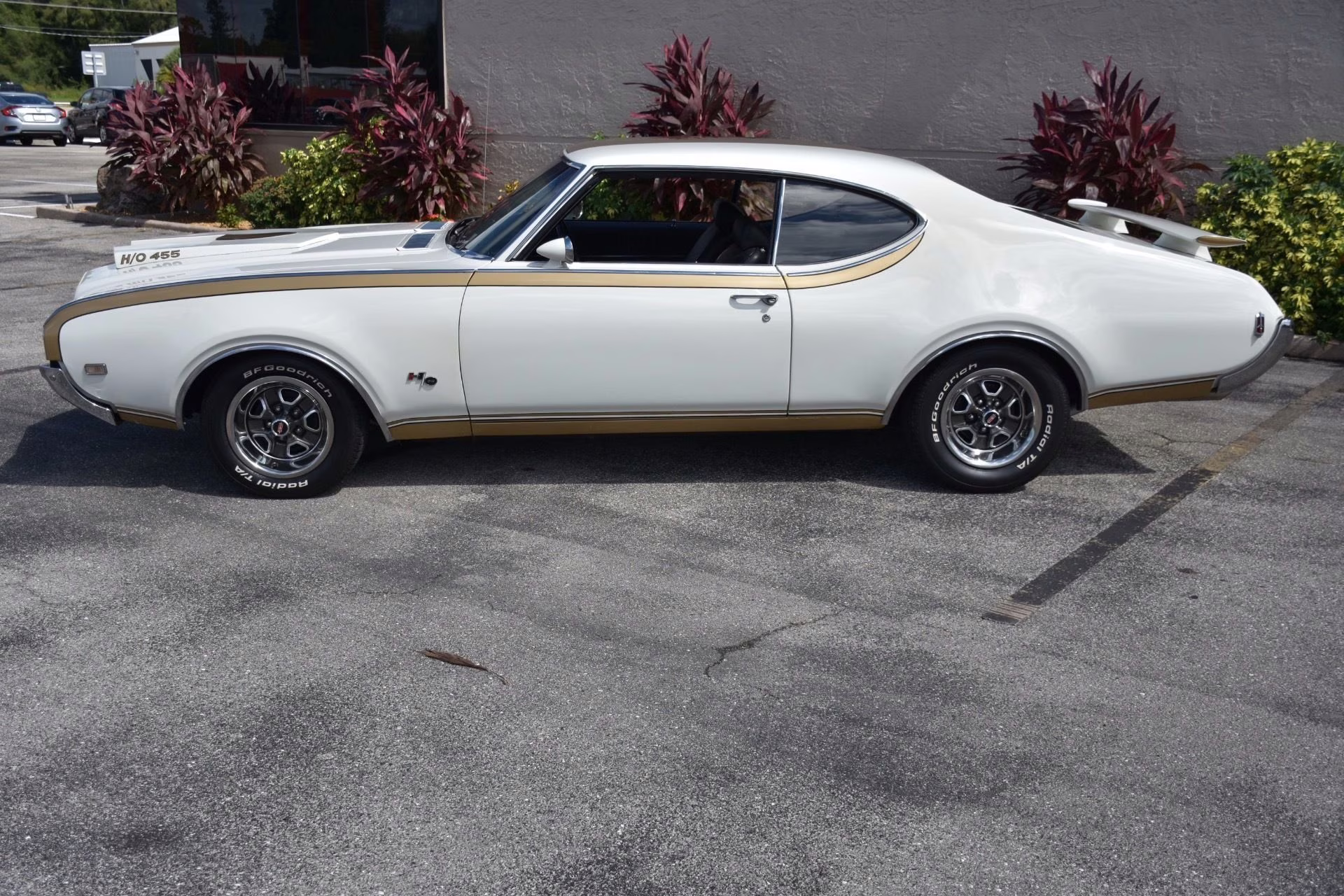 1969 White Oldsmobile 442 Coupe