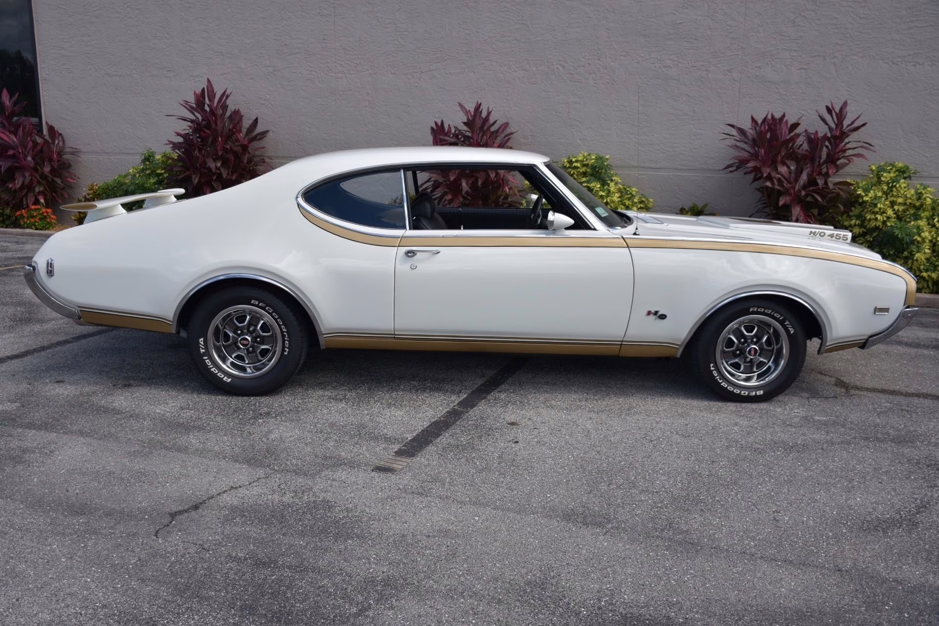 1969 White Oldsmobile 442 Coupe