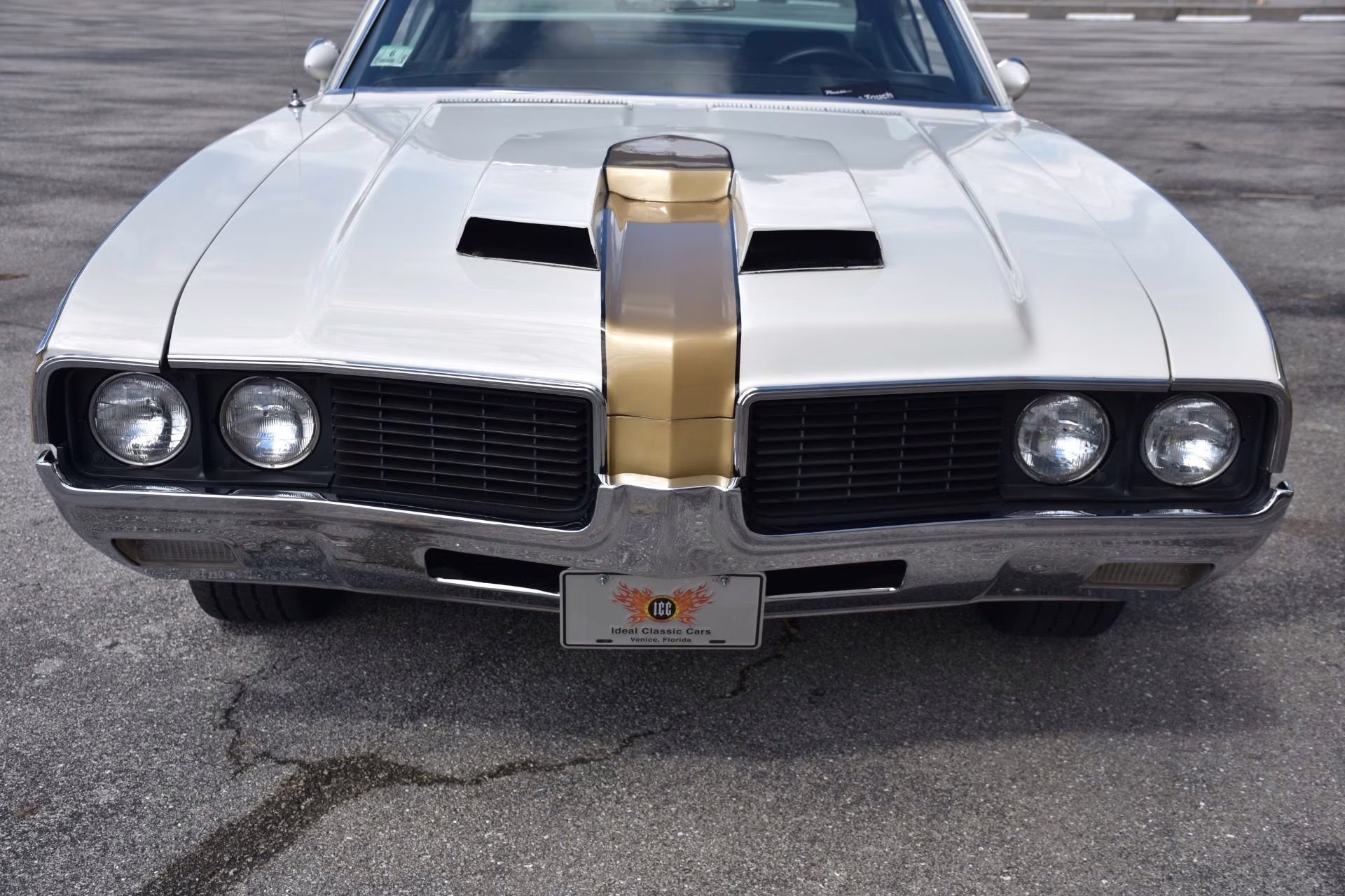 1969 White Oldsmobile 442 Coupe