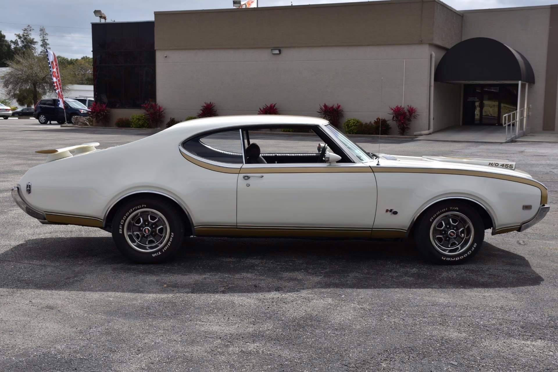 1969 White Oldsmobile 442 Coupe