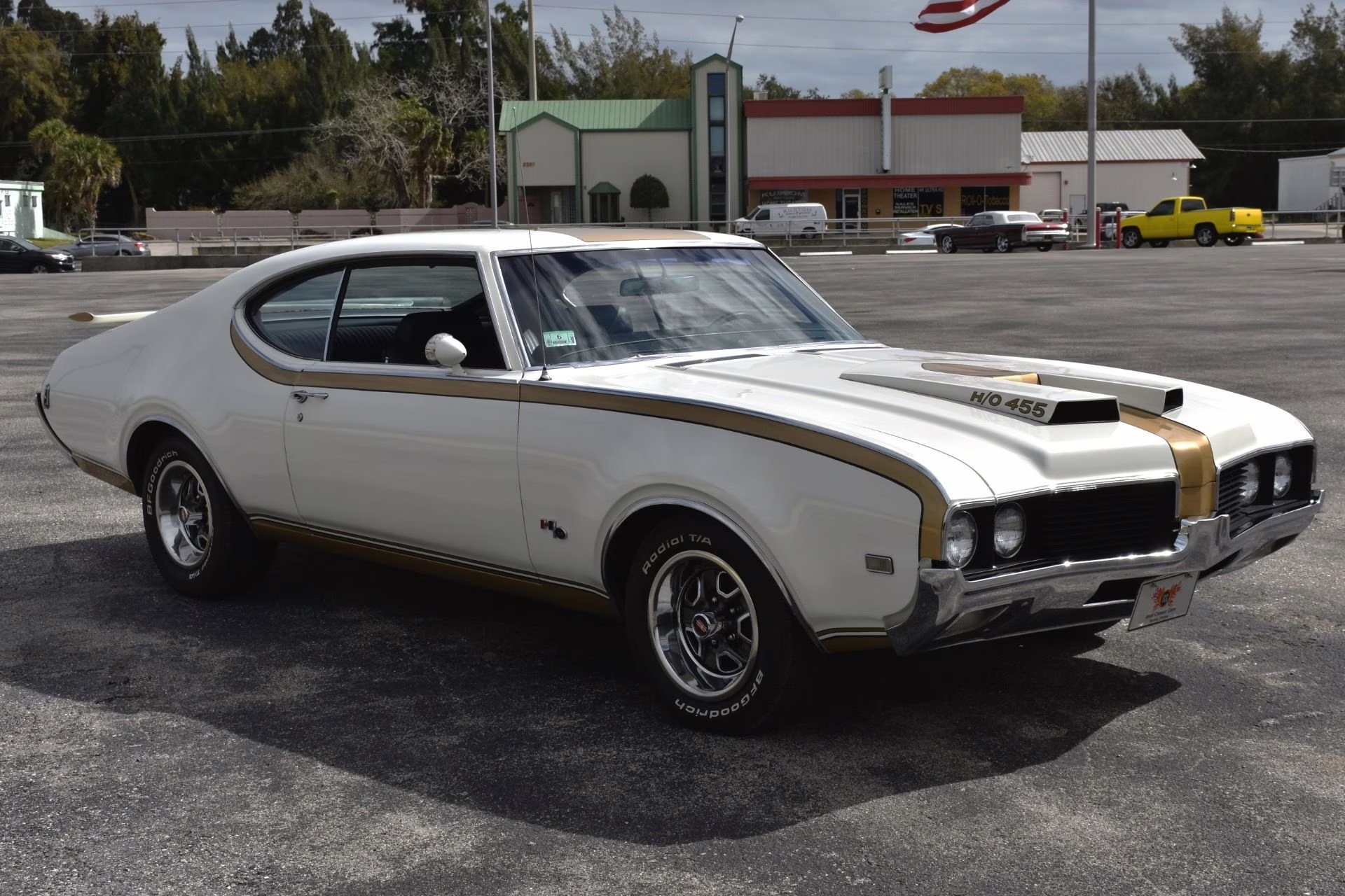 1969 White Oldsmobile 442 Coupe