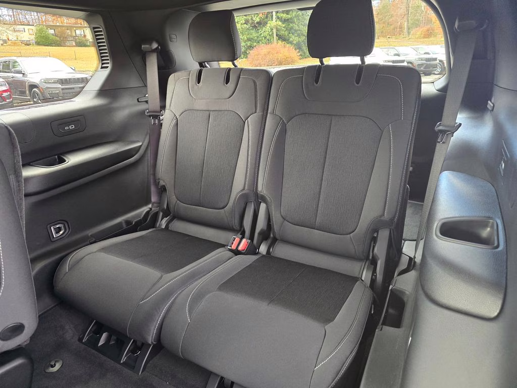 2025 Diamond Black Crystal Pearlcoat Jeep Grand Cherokee L Laredo 4X4 SUV