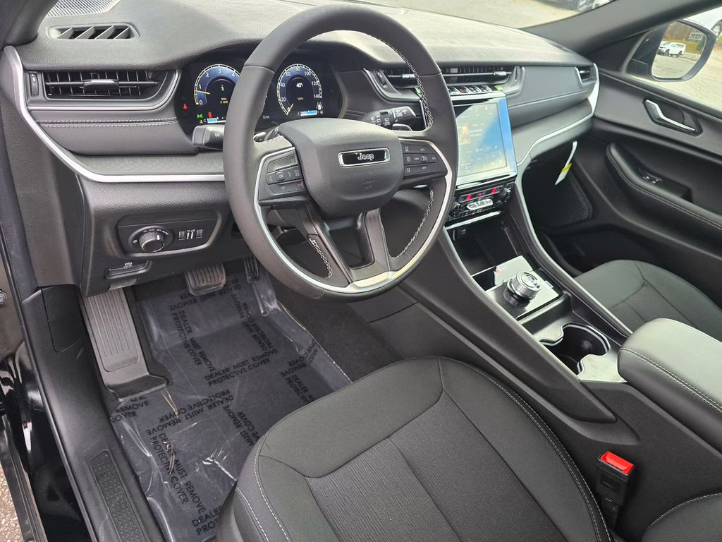 2025 Diamond Black Crystal Pearlcoat Jeep Grand Cherokee L Laredo 4X4 SUV