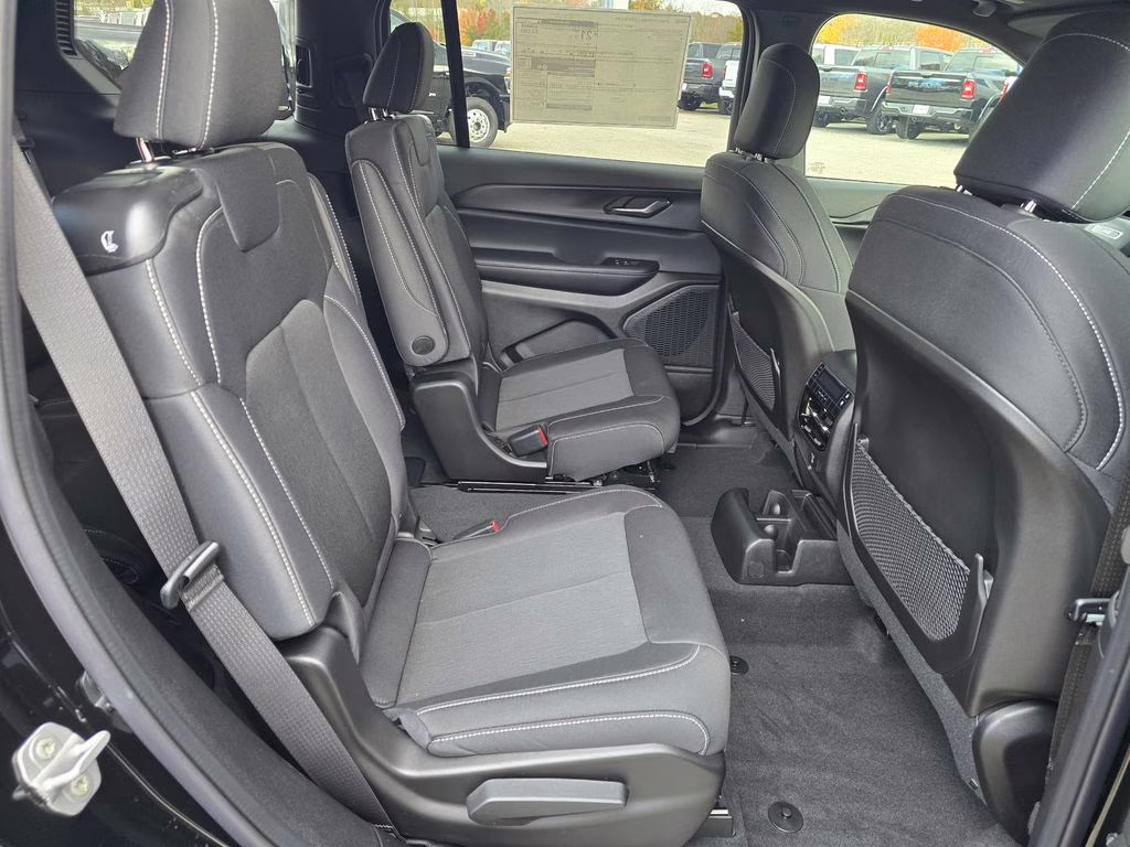 2025 Diamond Black Crystal Pearlcoat Jeep Grand Cherokee L Laredo 4X4 SUV