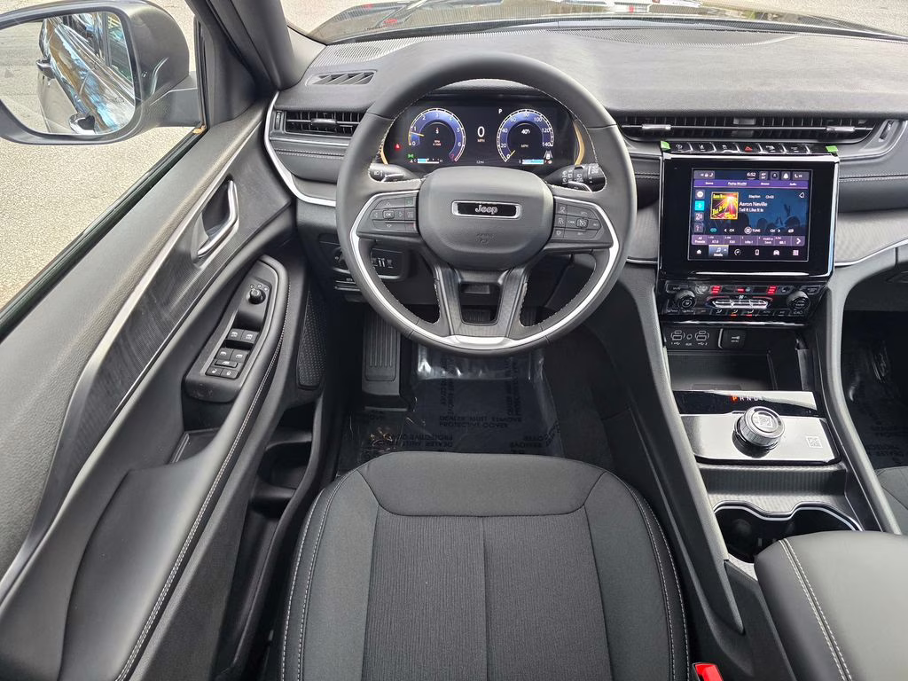 2025 Diamond Black Crystal Pearlcoat Jeep Grand Cherokee L Laredo 4X4 SUV