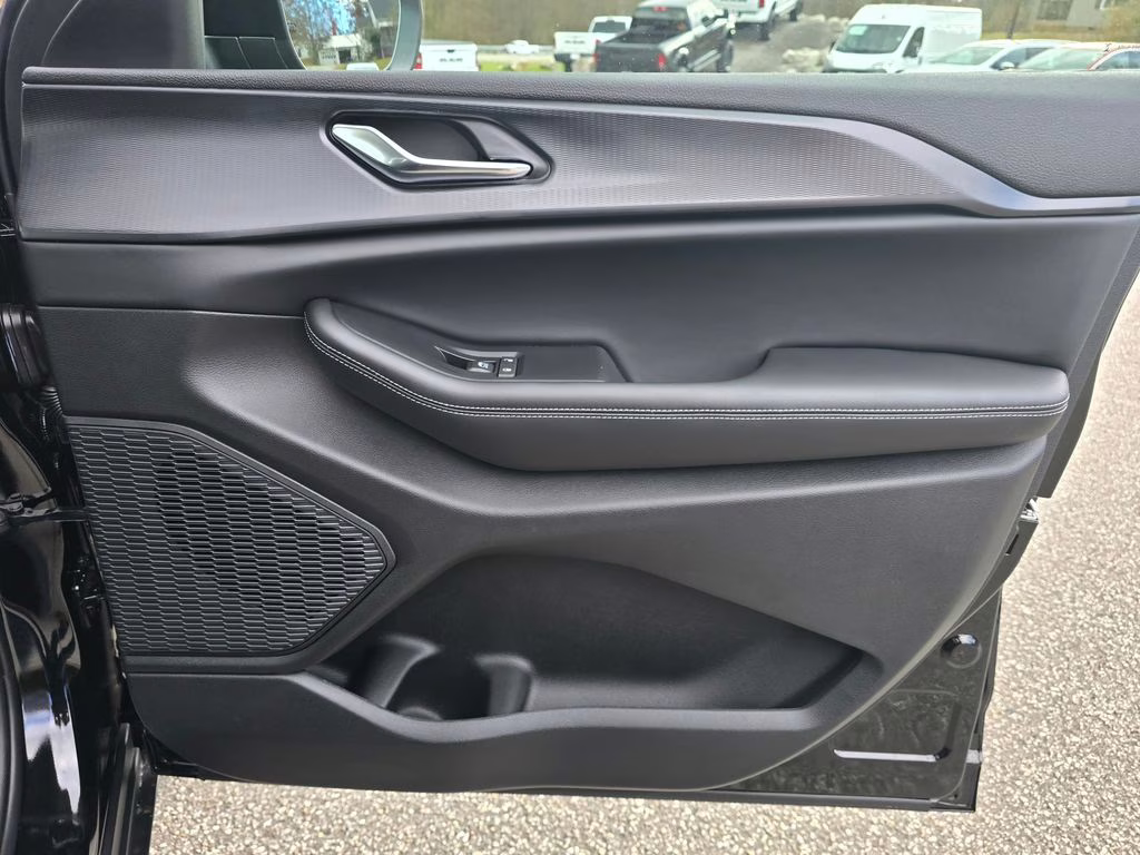 2025 Diamond Black Crystal Pearlcoat Jeep Grand Cherokee L Laredo 4X4 SUV