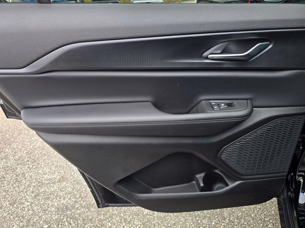 2025 Diamond Black Crystal Pearlcoat Jeep Grand Cherokee L Laredo 4X4 SUV