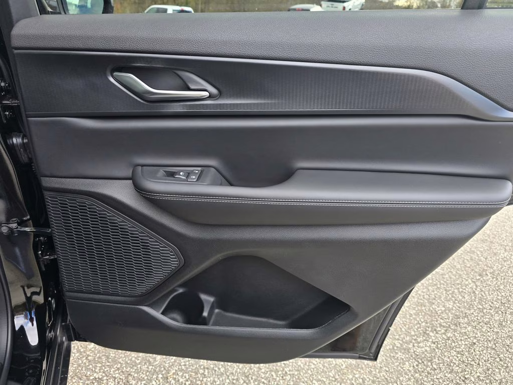 2025 Diamond Black Crystal Pearlcoat Jeep Grand Cherokee L Laredo 4X4 SUV