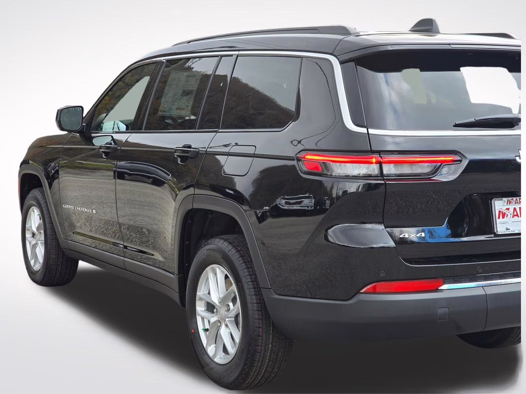 2025 Diamond Black Crystal Pearlcoat Jeep Grand Cherokee L Laredo 4X4 SUV