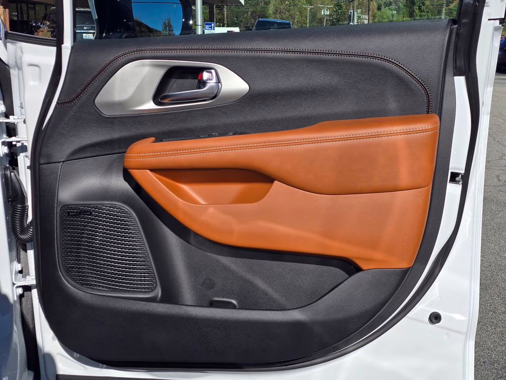 2026 Bright White Clearcoat Chrysler Pacifica Pinnacle FWD Van