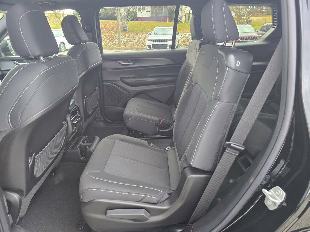 2025 Diamond Black Crystal Pearlcoat Jeep Grand Cherokee L Laredo 4X4 SUV