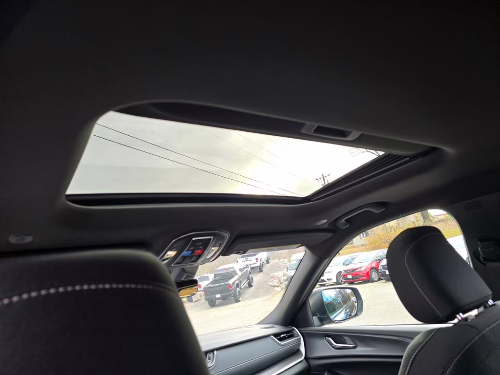 2025 Diamond Black Crystal Pearlcoat Jeep Grand Cherokee L Laredo 4X4 SUV