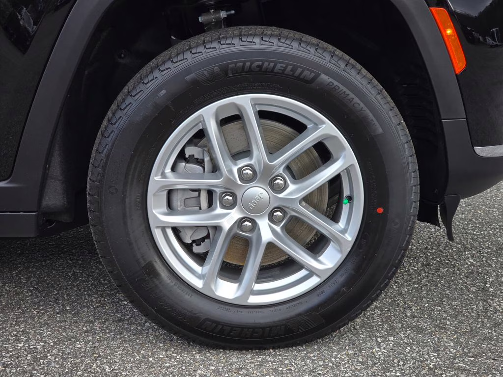 2025 Diamond Black Crystal Pearlcoat Jeep Grand Cherokee L Laredo 4X4 SUV