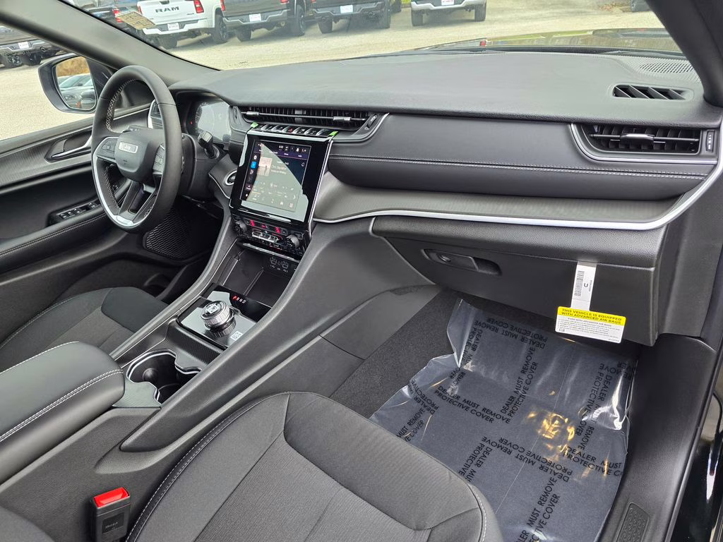 2025 Diamond Black Crystal Pearlcoat Jeep Grand Cherokee L Laredo 4X4 SUV