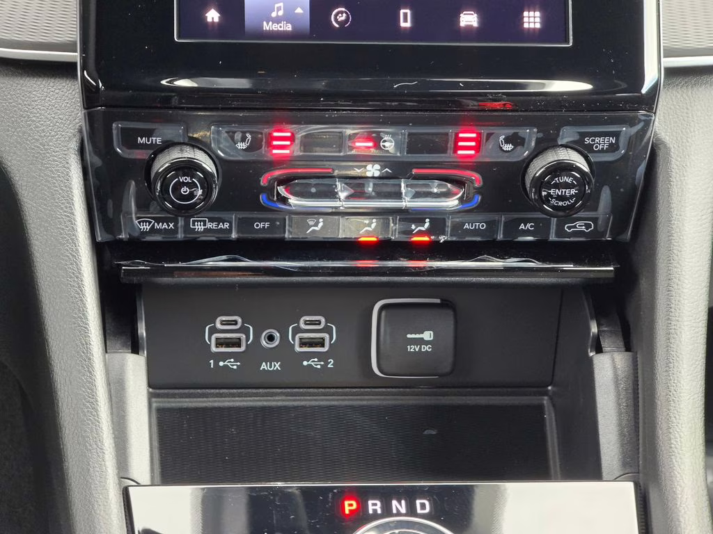 2025 Diamond Black Crystal Pearlcoat Jeep Grand Cherokee L Laredo 4X4 SUV