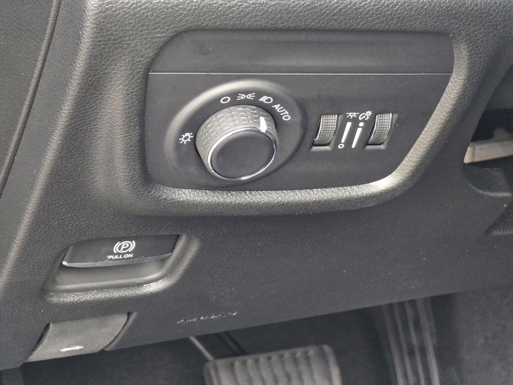 2025 Diamond Black Crystal Pearlcoat Jeep Grand Cherokee L Laredo 4X4 SUV