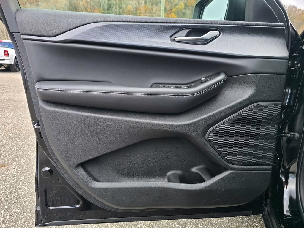 2025 Diamond Black Crystal Pearlcoat Jeep Grand Cherokee L Laredo 4X4 SUV