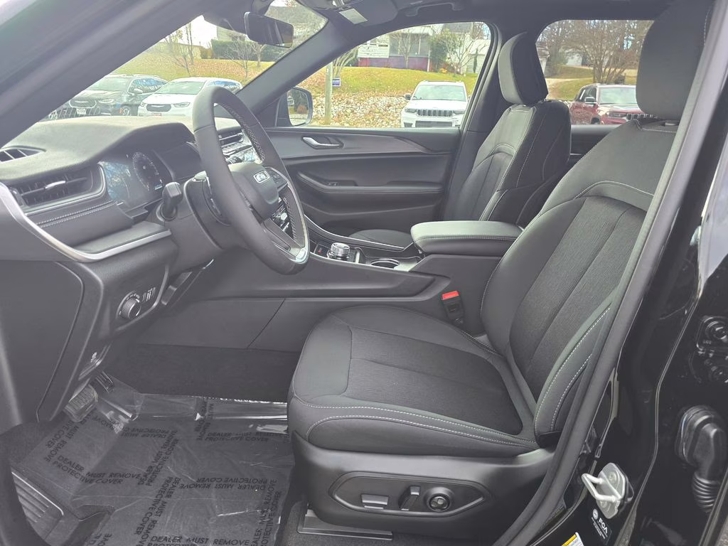 2025 Diamond Black Crystal Pearlcoat Jeep Grand Cherokee L Laredo 4X4 SUV