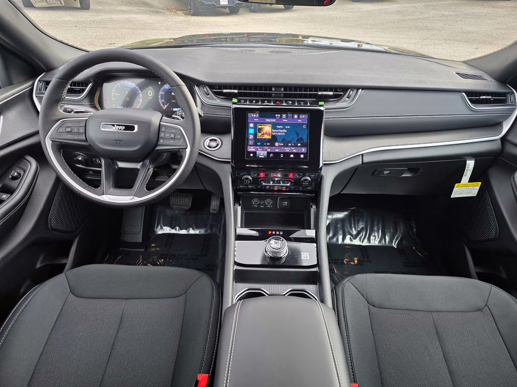 2025 Diamond Black Crystal Pearlcoat Jeep Grand Cherokee L Laredo 4X4 SUV