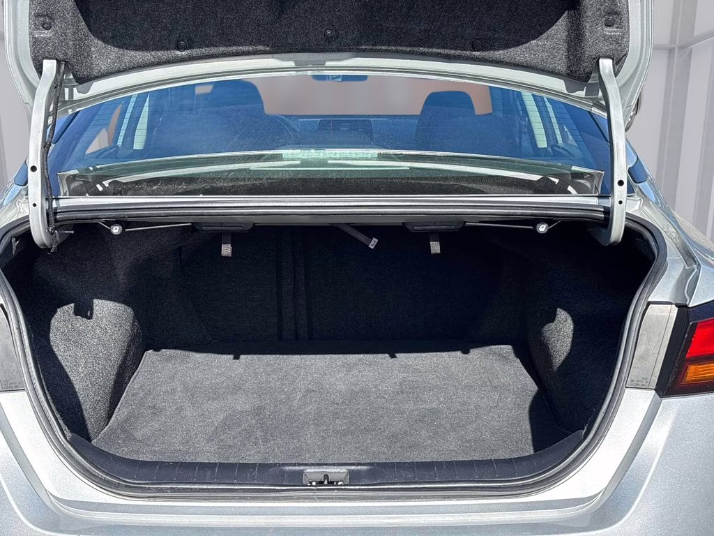 2023 Brilliant Silver Metallic Nissan Altima 2.5 SV FWD Sedan