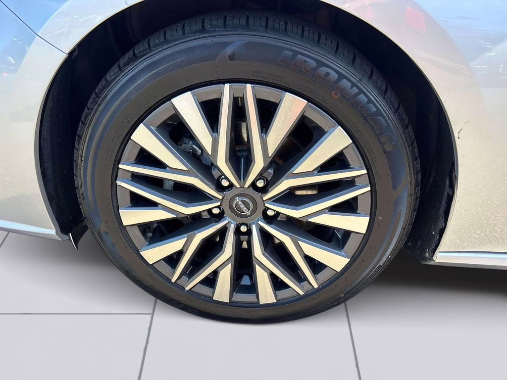 2023 Brilliant Silver Metallic Nissan Altima 2.5 SV FWD Sedan
