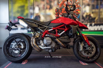 2025 DUCATI RED Ducati HYPERMOTARD 950