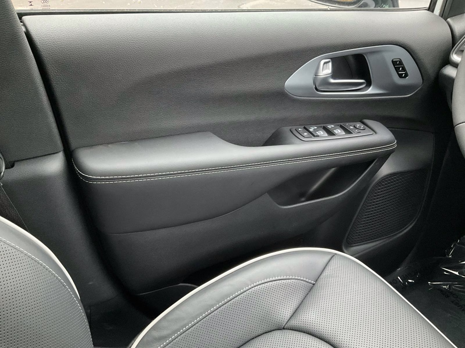 2026 Bright White Clearcoat Chrysler Pacifica Limited AWD Van