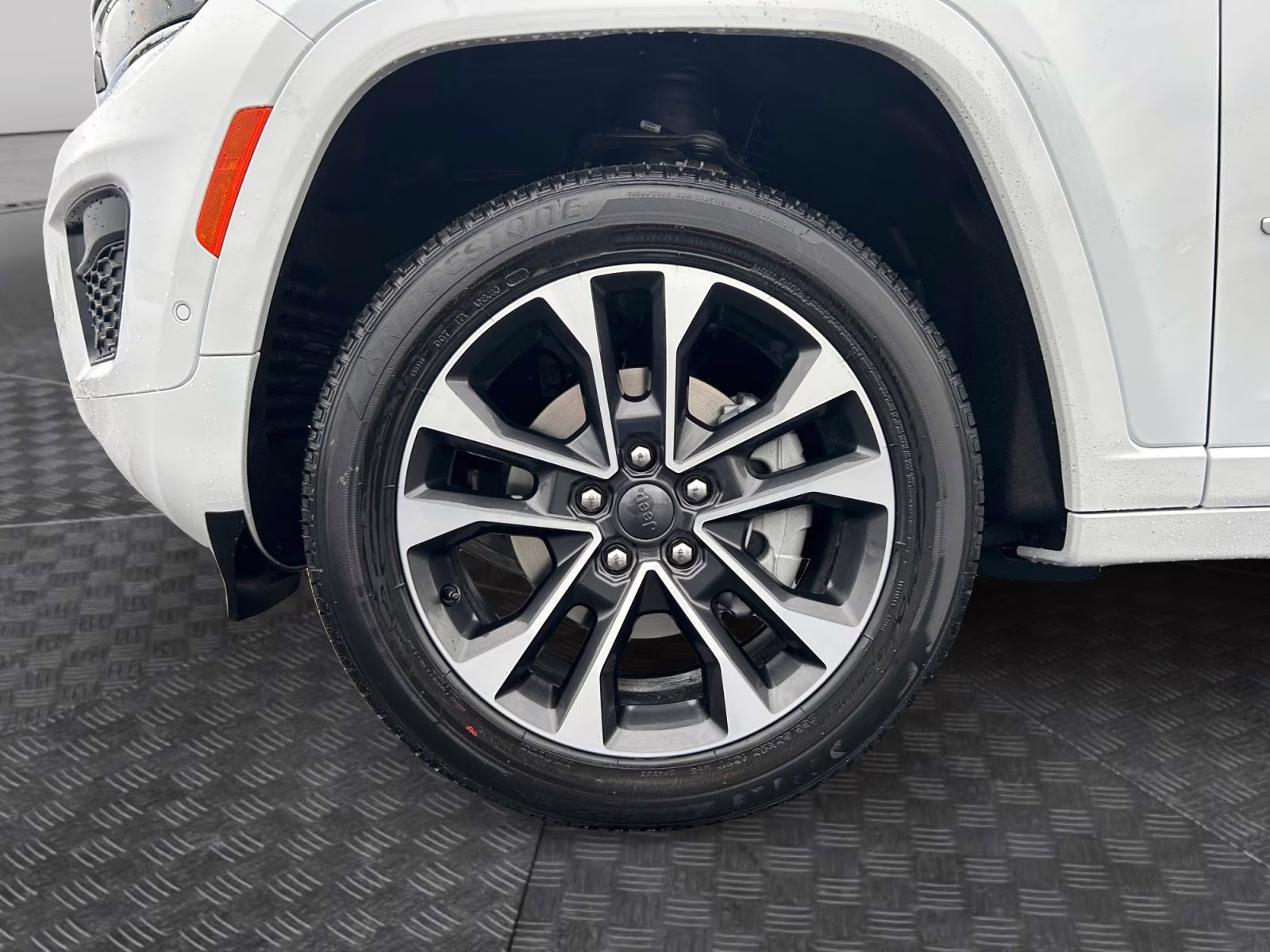 2025 Bright White Clearcoat Jeep Grand Cherokee Overland 4X4 SUV