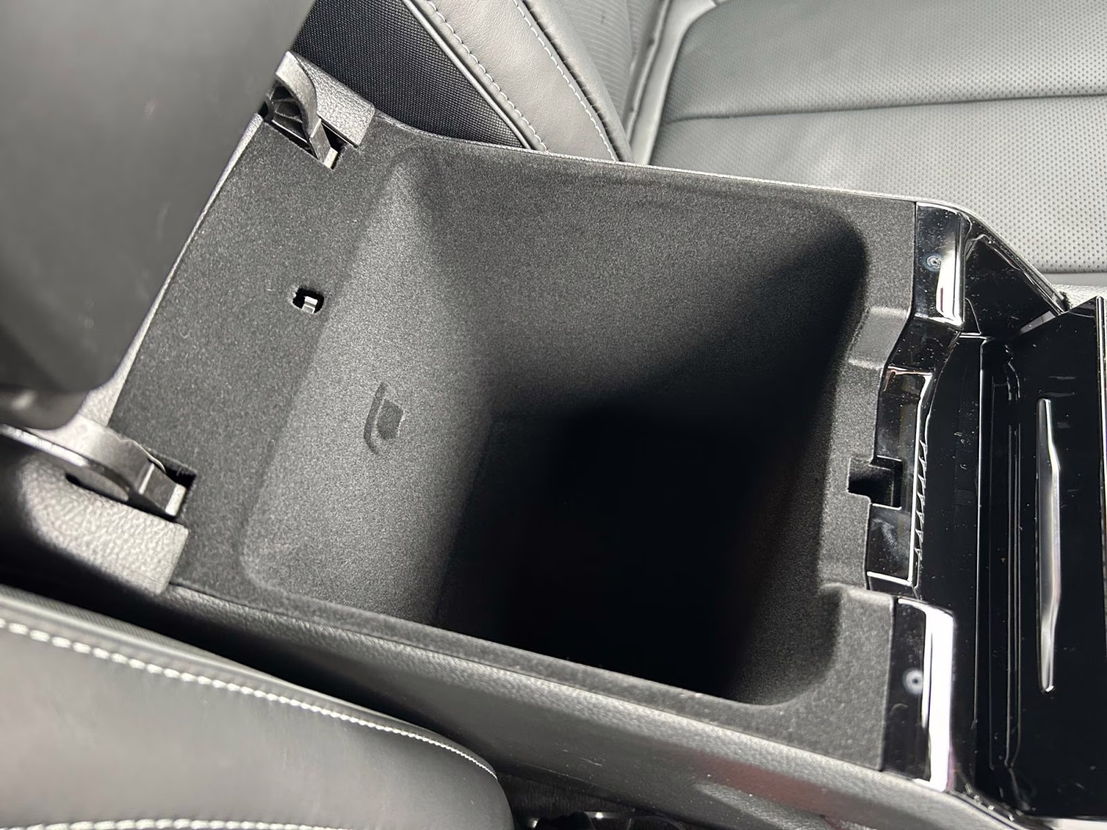 2025 Bright White Clearcoat Jeep Grand Cherokee Overland 4X4 SUV