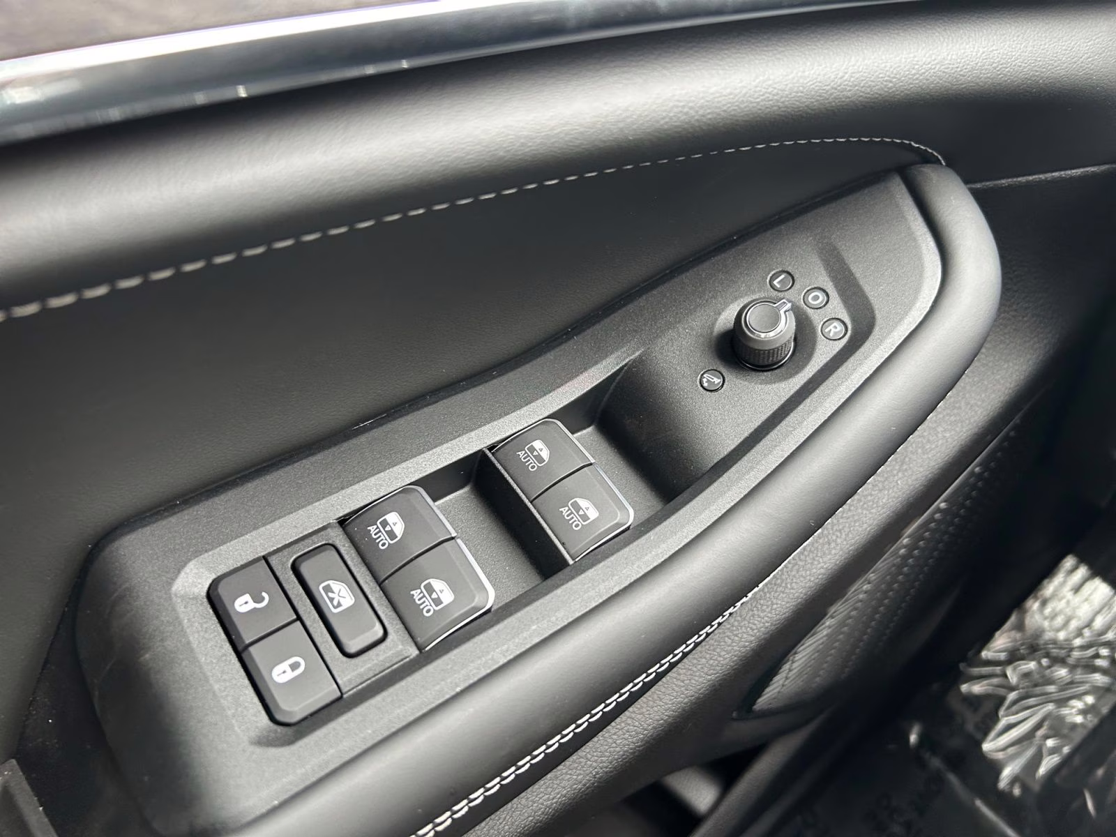 2025 Bright White Clearcoat Jeep Grand Cherokee Overland 4X4 SUV