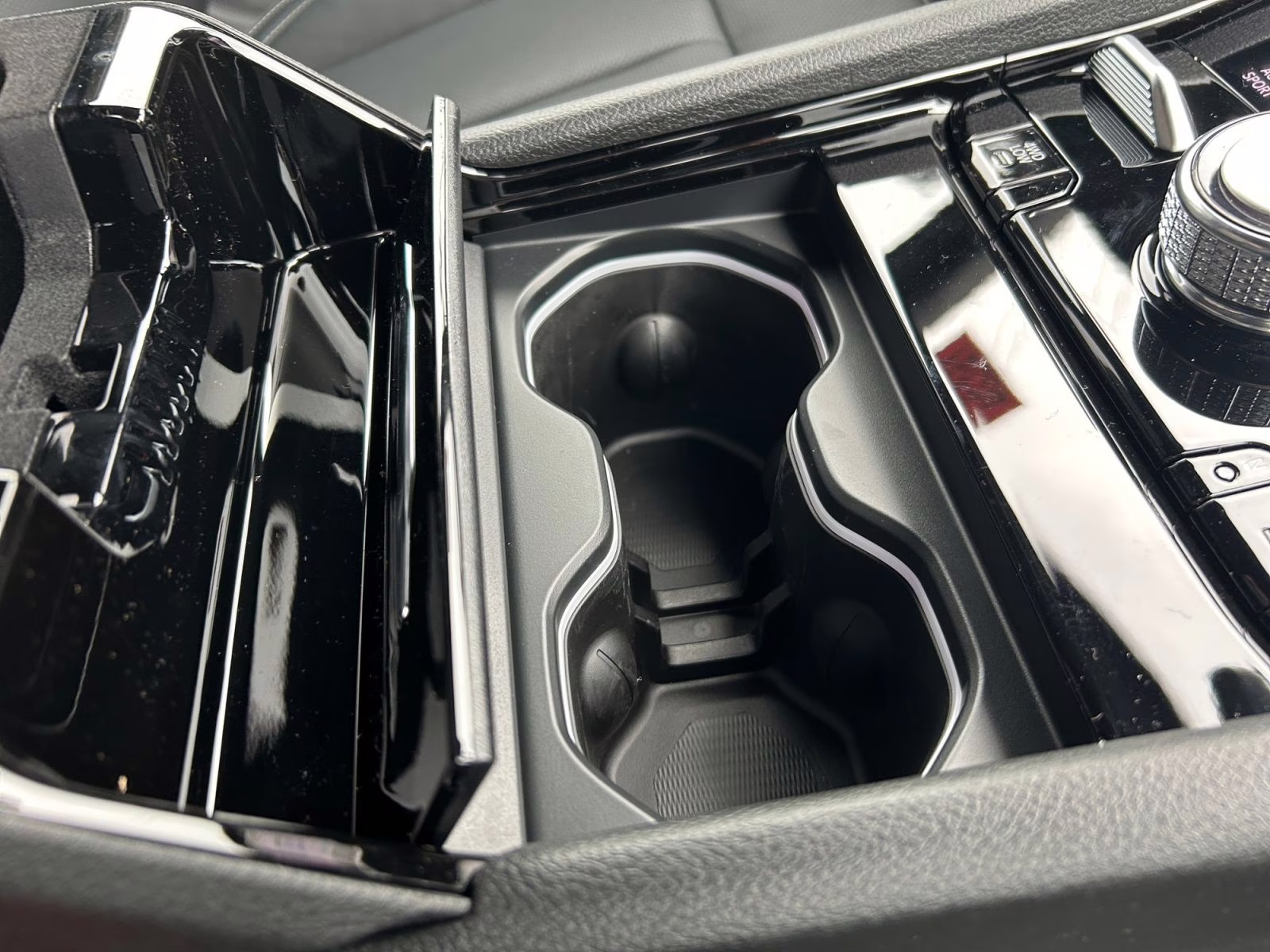 2025 Bright White Clearcoat Jeep Grand Cherokee Overland 4X4 SUV