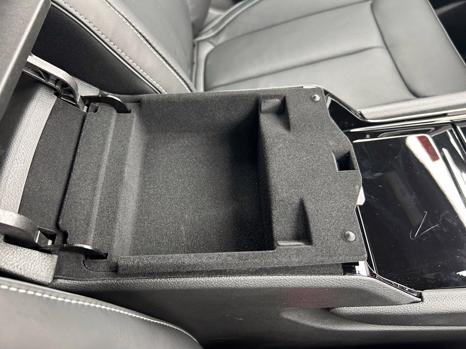 2025 Bright White Clearcoat Jeep Grand Cherokee Overland 4X4 SUV