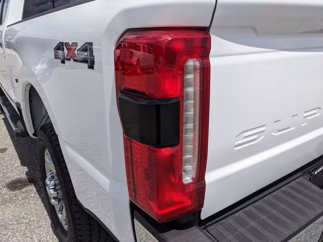2026 Oxford White Ford Super Duty F-350 SRW Lariat 4X4 Truck