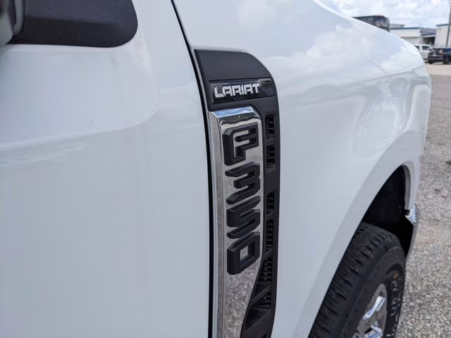 2026 Oxford White Ford Super Duty F-350 SRW Lariat 4X4 Truck